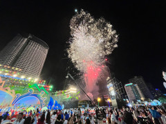 Pháo hoa rực sáng trong lễ kỷ niệm 370 năm xây dựng và phát triển Khánh Hòa