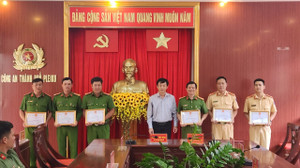 Khen thưởng đột xuất lực lượng công an vây bắt giám đốc Trung Quốc giết kế toán