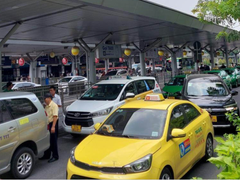 Đề nghị ngừng thu phí mới đối với taxi tại sân bay Tân Sơn Nhất