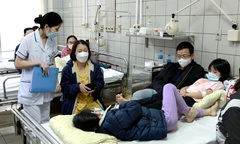 Dấu hiệu ngộ độc thực phẩm ở trẻ, cha mẹ không được quên