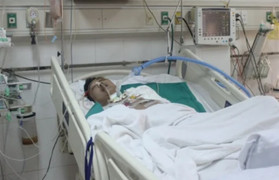 Người vợ trẻ tuyệt vọng nhìn chồng hôn mê, hai con bị gan bẩm sinh khó chữa