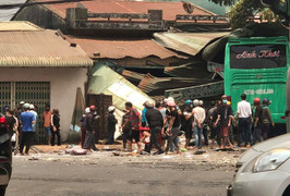 Xe giường nằm lao vào nhà dân, ít nhất 2 người chết, 3 người bị thương nặng