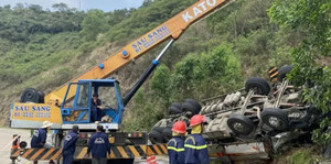 Xe tải bị lật làm 9 người thương vong ở Phú Yên chỉ được phép chở 2 người