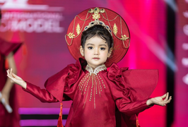 Bé Happi phim ‘Đừng làm mẹ cáu’ tự tin sải bước trên sàn diễn thời trang