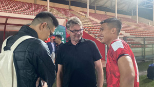 Tiền đạo vắng mặt ở U23 Việt Nam gây ấn tượng, HLV Troussier gặp riêng động viên