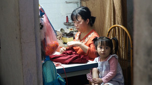 Nỗi lòng người phụ nữ khuyết tật bươn chải kiếm tiền nuôi con và mẹ già