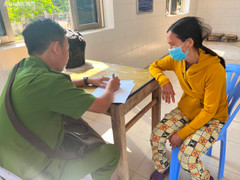 Tiếng khóc nấc của vợ nạn nhân vụ lật xe tải, 9 người thương vong ở Phú Yên