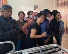 Vợ tài xế tử vong trong vụ lật xe dưa ở Phú Yên: 'Anh về sớm hơn nhưng đau lắm'