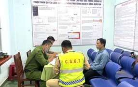 Tài xế nghiện ma túy bỏ chạy khi thấy chốt kiểm tra nồng độ cồn