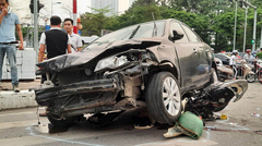 Tài xế ô tô tông 17 xe máy bật khóc, nói 'như này có chết tôi không'
