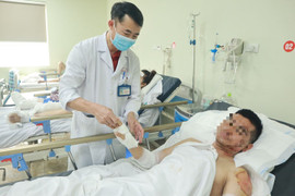  Ô tô tông liên hoàn 17 xe máy ở Hà Nội: Nạn nhân 28 tuổi tiên lượng rất nặng