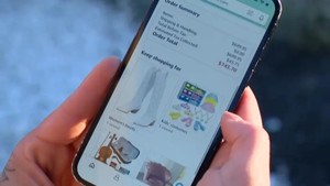 Cho con gái 5 tuổi mượn điện thoại, người mẹ tá hỏa khi mất gần 100 triệu đồng