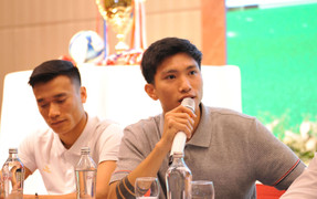 Đoàn Văn Hậu truyền kinh nghiệm cho cầu thủ nhí