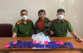 Đối tượng buôn ma túy điên cuồng dùng dao chống trả công an