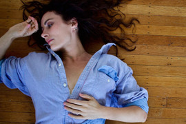 Nữ ca sĩ bị sẩy thai trong lúc biểu diễn trước 2.000 khán giả