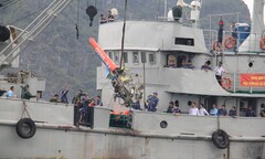 Trục vớt được phần thân và đuôi trực thăng Bell-505, đang tìm kiếm hộp đen