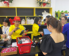 TP.HCM: Người dân thắt chặt chi tiêu, siêu thị tìm đủ cách xoay xở