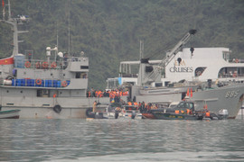 Hình ảnh mới nhất tại hiện trường máy bay rơi: Tìm thấy thi thể nạn nhân thứ 4