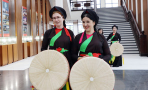 Đại sứ nước ngoài trải nghiệm làm tranh Đông Hồ, mặc trang phục Quan họ