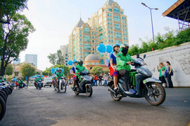 Thử thách theo chân 'nhân vật bí ẩn' mang bữa sáng đủ chất gõ cửa từng nhà