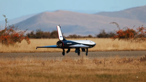 Máy bay vũ trụ điều khiển từ xa cất cánh với động cơ tên lửa