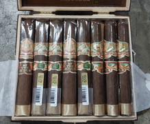 TP.HCM: Tạm giữ lô hàng gần 7.000 điếu xì gà và nhiều chai rượu ngoại