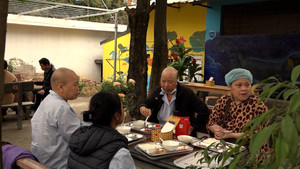 Quán cơm 2.000 đồng ở Hà Nội mang lại nụ cười cho bệnh nhân ung thư