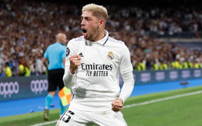 Sao Real Madrid chặn đường, đấm đối thủ