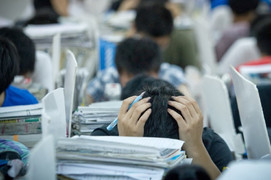 Cha mẹ ép thi công chức 5 năm, cô gái Trung Quốc phải vào viện tâm thần