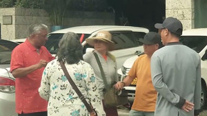 Mùa du lịch đến, hàng rong lại đeo bám, chèo kéo du khách ở Đà Nẵng