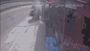 Xe bán tải tông trụ điện, lật nhào trước nhà dân