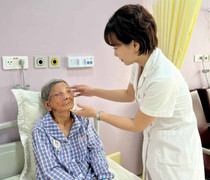 Phát hiện ung thư da từ nốt ruồi dưới mi