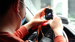 Theo chân CSGT mật phục ghi hình 'chim mồi báo biến' cho xe khách ở Hà Nội