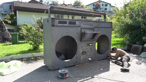 Nhà điêu khắc chế tạo máy cassette bằng kim loại nặng 700kg