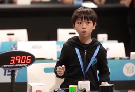Thần đồng 9 tuổi giải khối rubik chưa đến 5 giây