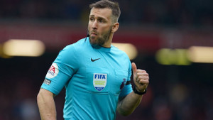 Trọng tài đánh cùi chỏ vào mặt, hậu vệ Liverpool bị phạt thẻ vàng