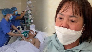 Mẹ của nạn nhân bị ô tô tông liên hoàn: 'Mong con sớm tỉnh lại, nó còn quá trẻ'