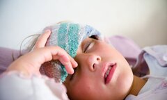  Bị sốt nóng lạnh thì phải làm gì?