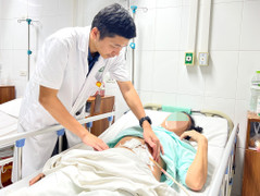 Người phụ nữ bị thủng ruột sau ăn táo đỏ hầm tổ yến