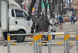 Bắt kẻ biến thái quấy rối nữ sinh ở cổng trường Đại học Thương mại