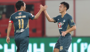 Phung phí cơ hội, HAGL bị tân binh Khánh Hòa cầm chân ngay trên sân nhà