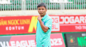 Lần đầu tiên ở V-League 2023, trọng tài bỗng được... khen!