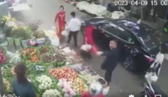 Hà Nội: Lấn chiếm vỉa hè bán trái cây, người phụ nữ còn lao vào ẩu đả với tài xế