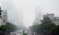 Sương mù dày đặc 'nuốt chửng' nhiều tòa nhà cao tầng ở Hà Nội