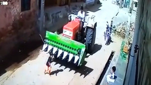 Bị máy cày cuốn vào gầm xe, bé gái 3 tuổi thoát chết thần kỳ