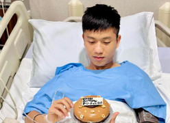 Phan Văn Đức phẫu thuật thành công dây chằng đầu gối tại Singapore