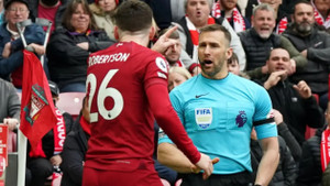 Trọng tài đánh ngôi sao Ngoại Hạng Anh bị đình chỉ vô thời hạn