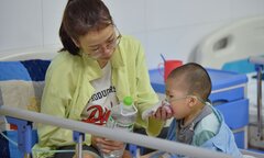 Nồm ẩm kéo dài, gia tăng trẻ nhập viện do bệnh hô hấp