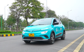 Bất ngờ khi trải nghiệm đi xe taxi điện đầu tiên tại Việt Nam