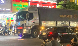 Xe máy bị cuốn dưới gầm tải, 2 người chết tại chỗ